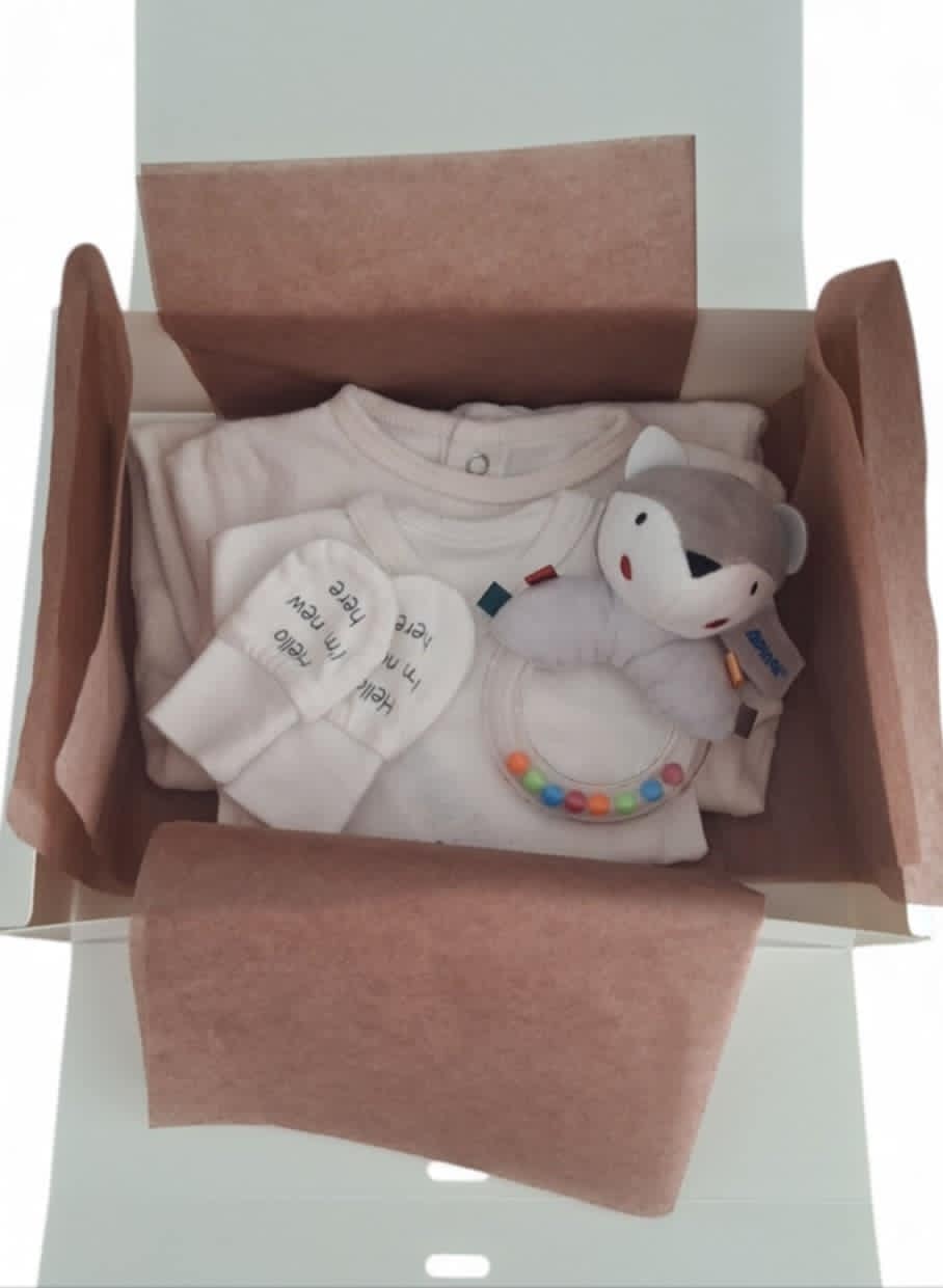 Coffret Unisexe 1 mois (pyjama, body, moufle, et hochet.)