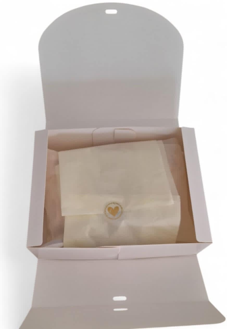 Coffret fille 1 mois. (2 pyjamas, body, et hochet.)