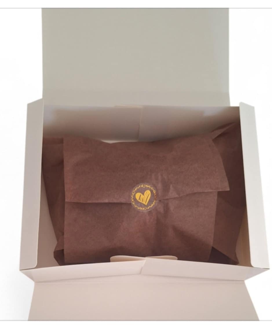 Coffret garçon 1 mois. (pyjama, bonnet, body et hochet.)