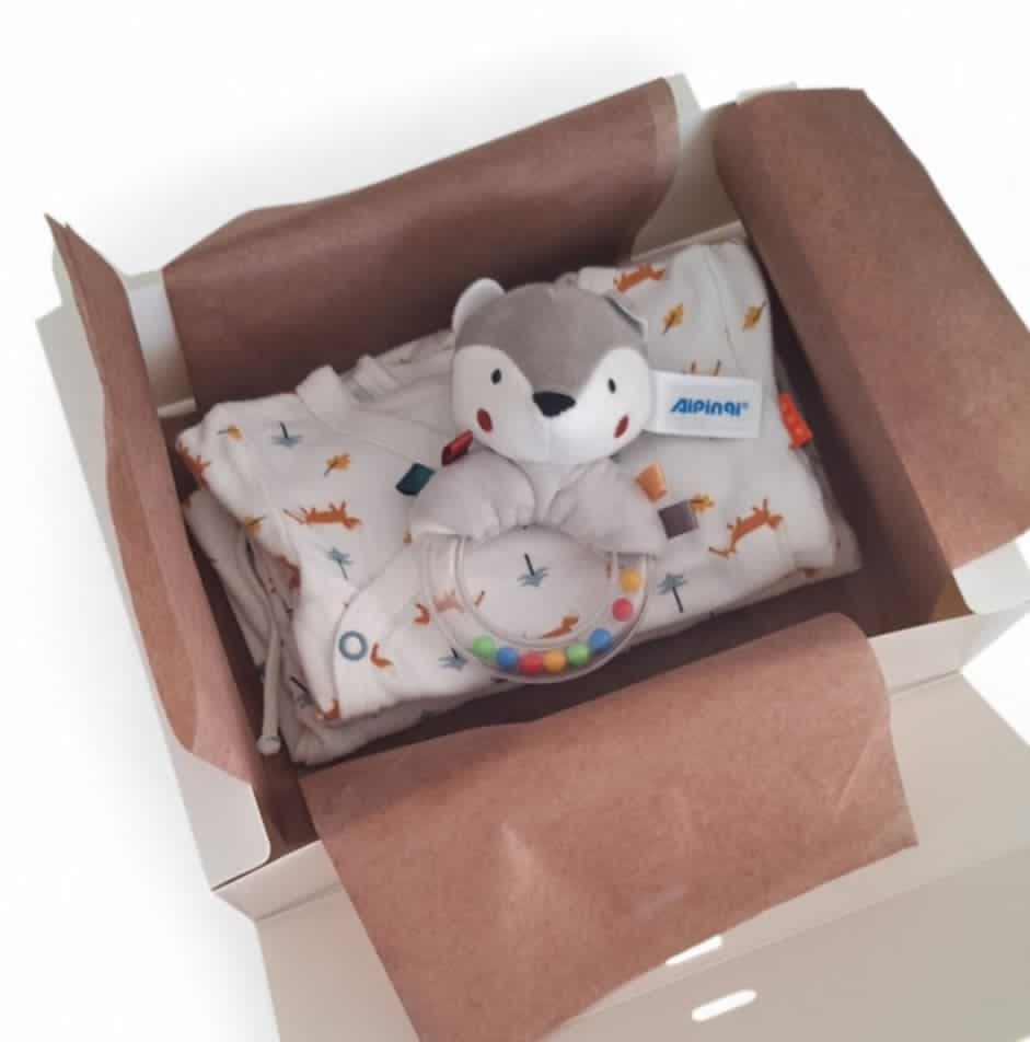 Coffret garçon 1 mois. (pyjama, body, pantalon et hochet)