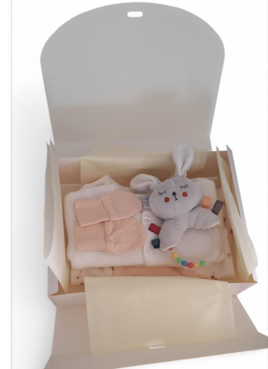 Coffret 1 mois fille. (pyjama, gilet, body, moufle, et hochet.)