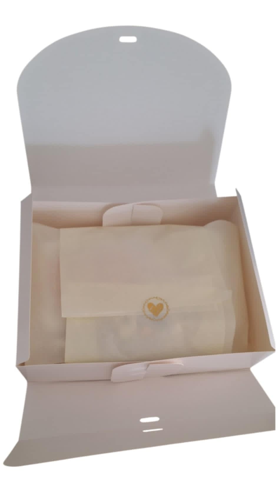 Coffret 1 mois fille. (pyjama, gilet, body, moufle, et hochet.)