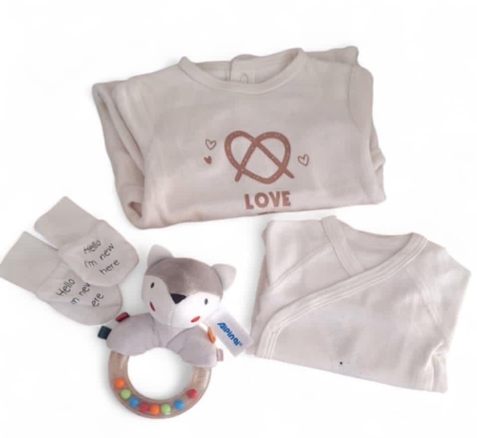Coffret Unisexe 1 mois (pyjama, body, moufle, et hochet.)