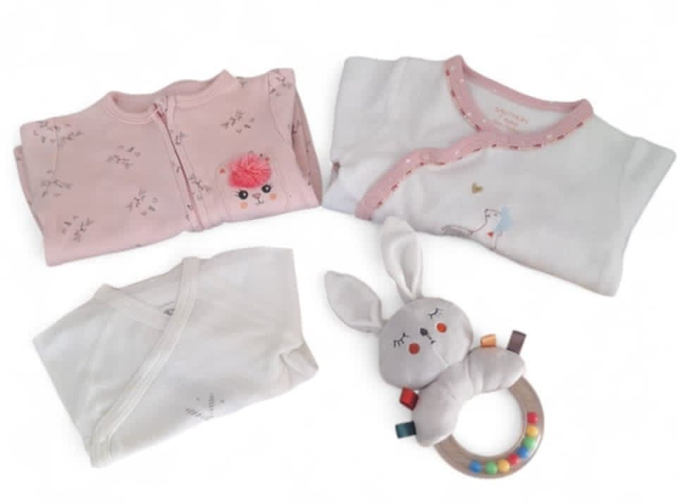 Coffret fille 1 mois. (2 pyjamas, body, et hochet.)