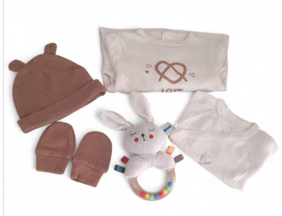 Coffret Unisexe 1 mois (pyjama, body, bonnet, moufle et hochet.)
