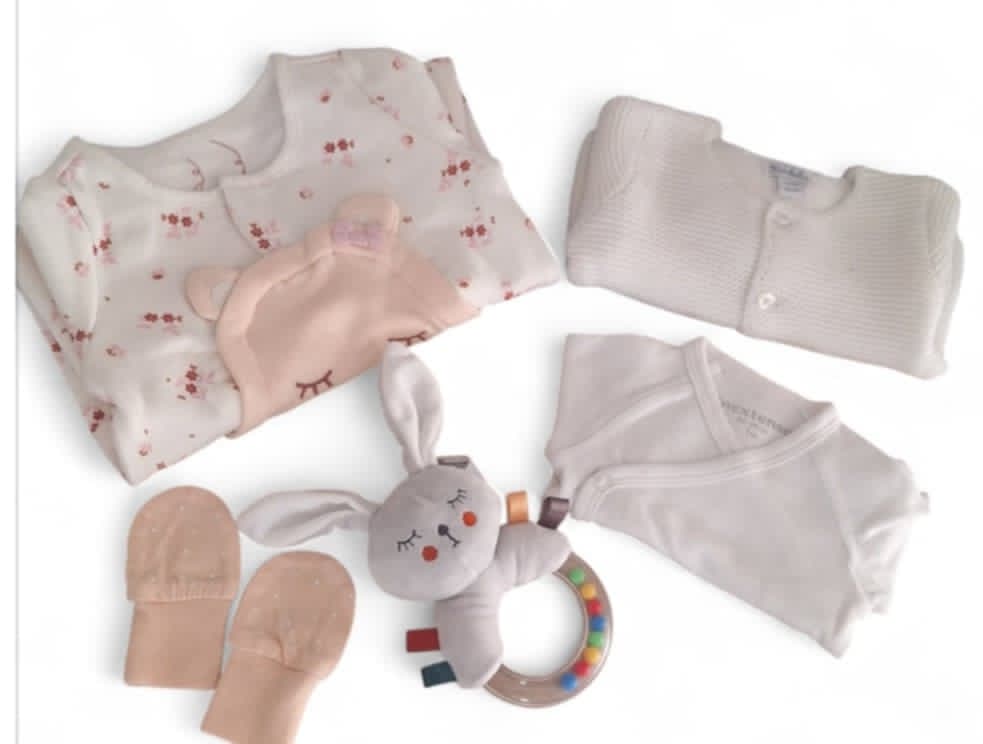 Coffret 1 mois fille. (pyjama, gilet, body, moufle, et hochet.)