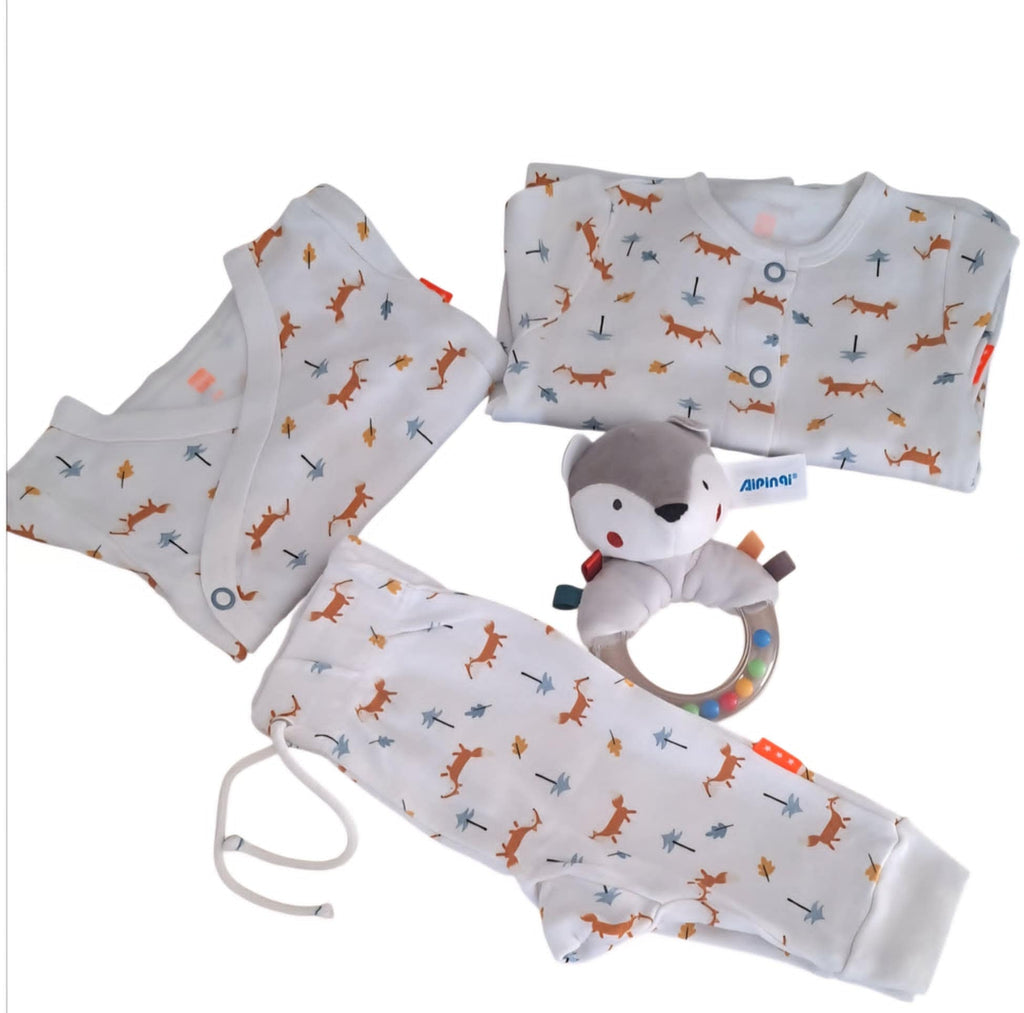 Coffret garçon 1 mois. (pyjama, body, pantalon et hochet)