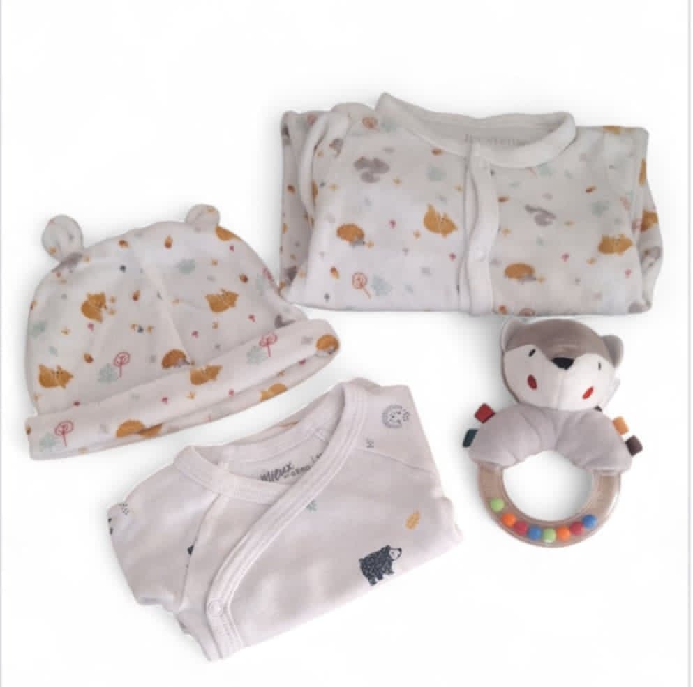 Coffret garçon 1 mois. (pyjama, bonnet, body et hochet.)