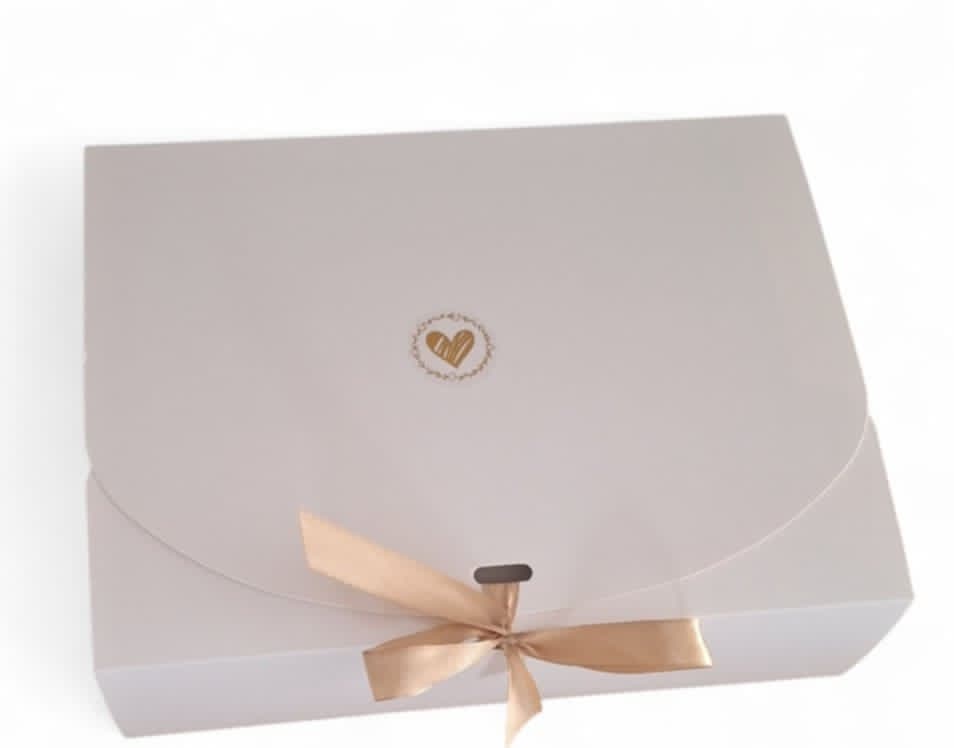 Coffret Unisexe 1 mois (pyjama, body, bonnet, moufle et hochet.)