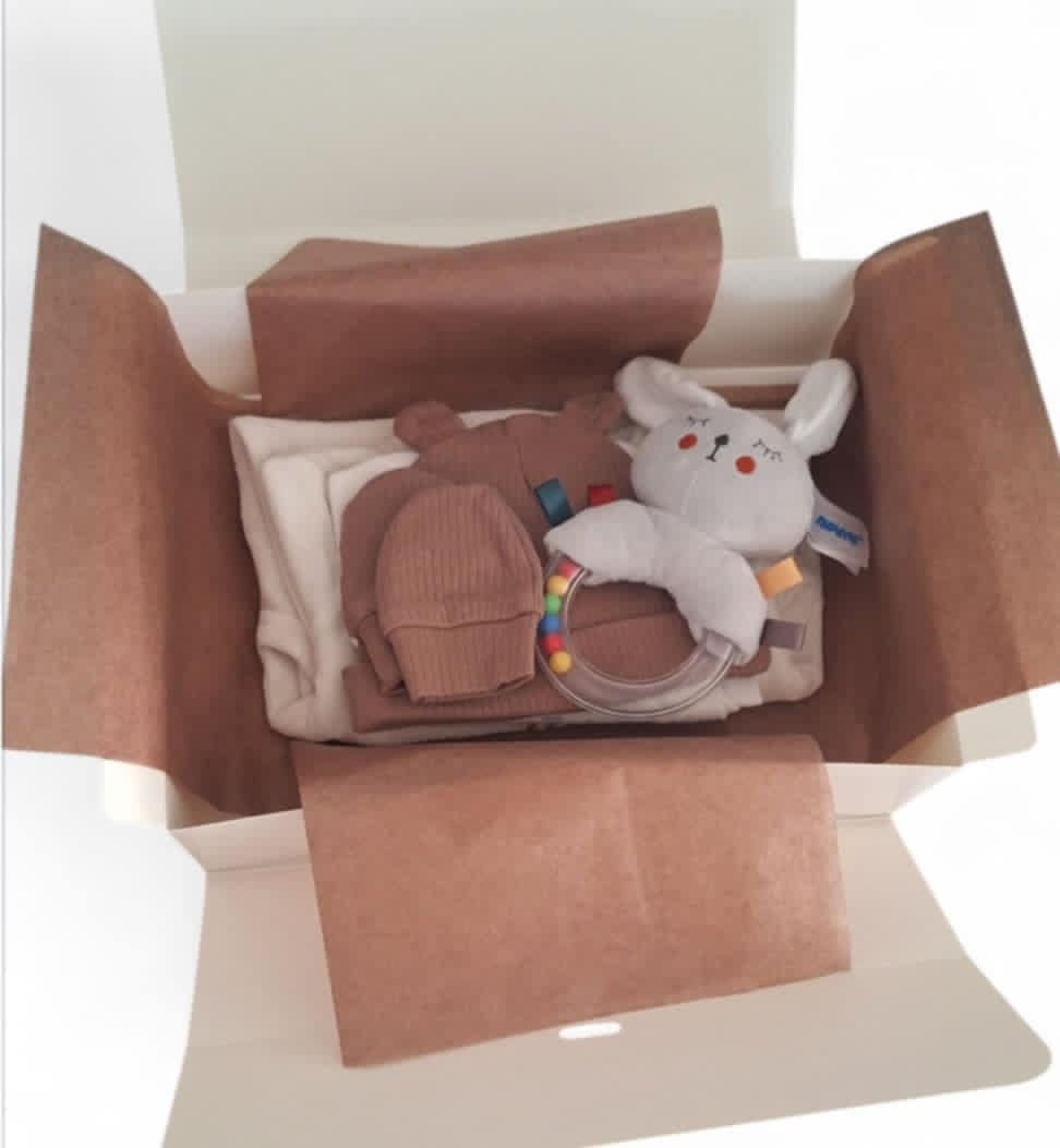 Coffret Unisexe 1 mois (pyjama, body, bonnet, moufle et hochet.)