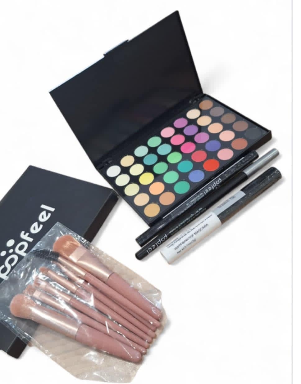 Petite palette fards à paupières crayon noir, mascara et accessoires